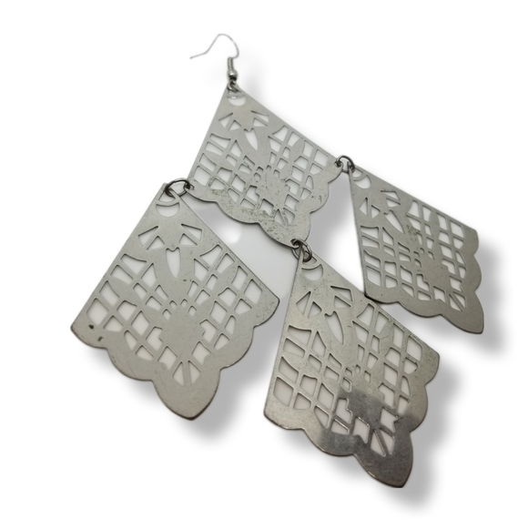 VINTAGE LIGHTWEIGHT SILVERTONE ARTICULATED OPEN DESIGN STATEMENT DROP EARRINGS - Picture 4 of 5